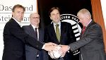 In gemeinsamer Sache für den Nachwuchsfußball: Christian Jauk, Wolfgang Bartosch, LH Franz Voves und Josef Müller (v.l.) © Foto: steiermark.at/Jammernegg; bei Quellenangabe honorarfrei In gemeinsamer Sache für den Nachwuchsfußball: Christian Jauk, Wolfgang Bartosch, LH Franz Voves und Josef Müller (v.l.)