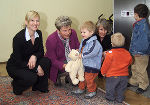 (von links) Martina Daxböck, Landeshauptmann Waltraud Klasnic und Martine Dornier mit jungen Gästen. Foto: Fischer (von links) Martina Daxböck, Landeshauptmann Waltraud Klasnic und Martine Dornier mit jungen Gästen. Foto: Fischer