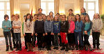 Schülerinnen und Schüler der Praxisvolksschule im Weißen Saal der Grazer Burg, darunter Lorenz, Neffe von Landeshauptmann Voves, (links neben Voves) © steiermark.at / Leiss Schülerinnen und Schüler der Praxisvolksschule im Weißen Saal der Grazer Burg, darunter Lorenz, Neffe von Landeshauptmann Voves, (links neben Voves)