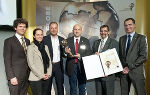 Energy Globe Kategoriesieger Luft (Bezirk Murtal): Kieser, Hackstock-Sabitzer und Christian Sakulin überreichten den Energy Globe an Bgm. Siegfried Schafarik Knittelfeld, Bgm. Bruno Aschenbrunner St. Marein bei Knittelfeld und Hannes Pirker Auto Lux für das Team Kleinregion Knittelfeld (v.l.)