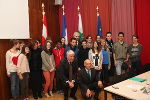 Frankreichs Botschafter Gompertz mit Schülerinnen und Schülern aus dem Département de la Vienne © alle Fotos: Land Steiermark / Europe Direct Frankreichs Botschafter Gompertz mit Schülerinnen und Schülern aus dem Département de la Vienne