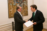 LH Voves gratuliert August Schmölzer (l.) zum verliehenen Berufstitel Professor. © Beide Fotos: steiermark.at (Foto Frankl); bei Quellenangabe LH Voves gratuliert August Schmölzer (l.) zum verliehenen Berufstitel Professor.