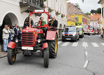 LH Voves mit Gattin Ingrid und Gustl Schmölzer bei der Traktorfahrt. © steiermark.at; bei Quellenangabe honorarfrei LH Voves mit Gattin Ingrid und Gustl Schmölzer bei der Traktorfahrt.