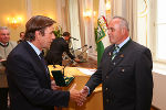 LH Voves verlieh Herbert Dirnböck die Steirische Lebensrettungs-Medaille am weiß-grünen Band. © Foto Frankl / bei Quellenangabe honorarfrei