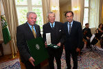 LH Voves und LH-Stv. Schützenhöfer verliehen HARNONCOURT Karl das Große Goldene Ehrenzeichen des Landes Steiermark mit dem Stern.