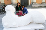 Landtagsabgeordnete Annemarie Wicher und der Künstler Jorge Gonzalez Velasquez. mit der Skulptur am Schloßbergplatz. 