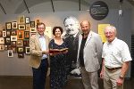 Kulturlandesrat Christian Buchmann setzt einen Rosegger-Schwerpunkt in der Landesbibliothek im neuen Grazer Joanneumsviertel - bei der Ausstellungseröffnung "Peter Rosegger - original" mit Kuratorin Ulrike Habjan und den Rosegger-Urenkeln Helfried Rosegger und Lorenz Laurin. © Foto Frankl, Graz (Abdruck bei Quellenangabe honorarfrei)
