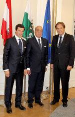 LH Franz Voves begrüßte gemeinsam mit dem tunesischen Botschafter Mohamed Samir Koubaa den neuen Honorarkonsul Christian Rössler (v.r.) © Foto: steiermark.at/Steinbach; bei Quellenangabe honorarfrei