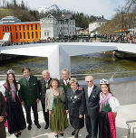 Narzissenprinzessin Ingrid Angermann, LH-Stellvertreter Mag. Franz Voves, Bürgermeister Otto Marl, Dieter und Christine Hundt, Landeshauptmann Waltraud Klasnic, Dipl.-Ing. Jürgen Hubbert, Narzissenkönigin Iris Steidl. Foto: Gerhard Dusek