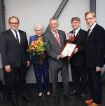 Honorarkonsul Gerold Ortner (Mitte) freute sich gemeinsam mit seiner Gattin Stefanie über die hohe Auszeichnung, die erstmals an einen Ausländer verliehen wurde Honorarkonsul Gerold Ortner (Mitte) freute sich gemeinsam mit seiner Gattin Stefanie über die hohe Auszeichnung, die erstmals an einen Ausländer verliehen wurde