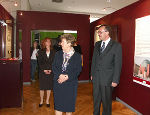 v.l.n.r. Dr. Elisabeth Schöggl-Ernst, LH Waltraud Klasnic und Dr. Josef Riegler beim Ausstellungsrundgang. Foto: Landespressedienst.