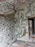 Florale Motive sowie Vogelmotive schmücken die Wandnische aus der Spätgotik. 