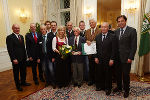 LH Voves (r.) mit den Präsidenten Herker (l.), Widmann (2.v.l.), Purrer (2.v.r.) und Lexer (Bildmitte hinten) und den Vertretern des Sportverein des Jahres 2013, SV St. Radegund © steiermark.at (Melbinger); bei Quellenangabe honorarfrei LH Voves (r.) mit den Präsidenten Herker (l.), Widmann (2.v.l.), Purrer (2.v.r.) und Lexer (Bildmitte hinten) und den Vertretern des Sportverein des Jahres 2013, SV St. Radegund