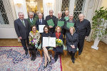 LH-Stv. Hermann Schützenhöfer, LR aD Gerald Schöpfer, Rudolf Hajek, Peter Simonischek, Peter Bierbaumer, Johann Hasenhütl (Georgien-Hilfe), Johann Schleich und Josef Krainer; Damen vorne: Annemarie Hajek, Brigitte Karner, Elisabeth Fleischmann, Dorli Jaufer © Foto: Fischer; bei Quellenangabe honorarfrei LH-Stv. Hermann Schützenhöfer, LR aD Gerald Schöpfer, Rudolf Hajek, Peter Simonischek, Peter Bierbaumer, Johann Hasenhütl (Georgien-Hilfe), Johann Schleich und Josef Krainer; Damen vorne: Annemarie Hajek, Brigitte Karner, Elisabeth Fleischmann, Dorli Jaufer
