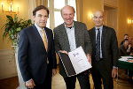 LH Franz Voves und Hospiz-Obmann Peter Pilz (rechts) gratulierten Josef Zotter zu seinem Engagement. LH Franz Voves und Hospiz-Obmann Peter Pilz (rechts) gratulierten Josef Zotter zu seinem Engagement.