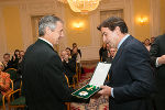 LH Franz Voves übergab Martin Bartenstein das Große Goldene Ehrenzeichen mit Stern LH Franz Voves übergab Martin Bartenstein das Große Goldene Ehrenzeichen mit Stern