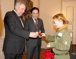 Sabrina Kicker reicht das Friedenslicht an die beiden Landeshauptleute Franz Voves und Hermann Schützenhöfer weiter. © Fotos: steiermark.at/Jammernegg; bei Quellenangabe honorarfrei Sabrina Kicker reicht das Friedenslicht an die beiden Landeshauptleute Franz Voves und Hermann Schützenhöfer weiter.