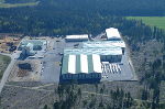 Luftaufnahme vom Pellets- und Leimholzwerk. Links das kleinere Werk mit den beiden Silos ist das Pelletswerk. Die großen Hallen sind das Leimholzwerk. Foto: „Pabst Holzindustrie“. Luftaufnahme vom Pellets- und Leimholzwerk. Links das kleinere Werk mit den beiden Silos ist das Pelletswerk. Die großen Hallen sind das Leimholzwerk. Foto: „Pabst Holzindustrie“.