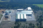 Luftaufnahme vom Pellets- und Leimholzwerk. Links das kleinere Werk mit den beiden Silos ist das Pelletswerk. Die großen Hallen sind das Leimholzwerk. Foto: „Pabst Holzindustrie“.