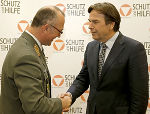 Landeshauptmann Franz Voves wird von Hausherr Militärkommandant Heinz Zöllner empfangen. © Militärkommando Steiermark / Lang Landeshauptmann Franz Voves wird von Hausherr Militärkommandant Heinz Zöllner empfangen.