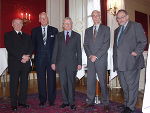 (v.l.) Bischof Dr. h.c. Johann Weber, Bürgermeister a. D. Dipl.-Ing. DDr. Alexander Götz, Dr. Peter Huemer, Bürgermeister a. D. Alfred Stingl und Univ.-Prof. Dr. Wolfgang Mantl. Foto: Landespressedienst
