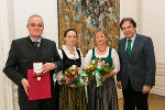 Im Beisein seiner Gattin Monika und Tochter Alexandra überreichte LH Franz Voves dem ehemaligen Leiter der BH Bruck das Große Ehrenzeichen © Fotos: steiermark.at/Frankl/bei Quellenangabe honorarfrei Im Beisein seiner Gattin Monika und Tochter Alexandra überreichte LH Franz Voves dem ehemaligen Leiter der BH Bruck das Große Ehrenzeichen
