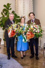 LH-Stv. Schützenhöfer, Lena I. und LH Voves (v.l.) mit den Blumengrüßen anlässlich des Valentinstages