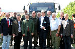 BH Max Wiesenhofer (3. v.r.) und Militärkommandant Heinz Zöllner (4.v.r.) luden zur Besichtigung der Behelfsbrücke BH Max Wiesenhofer (3. v.r.) und Militärkommandant Heinz Zöllner (4.v.r.) luden zur Besichtigung der Behelfsbrücke