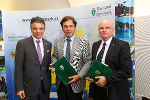 Reinhard Kraxner, LH Franz Voves und Oliver Schmerold mit dem unterzeichneten Vertrag (v.r.) © Fotos: steiermark.at/Frankl; bei Quellenangabe honorarfrei Reinhard Kraxner, LH Franz Voves und Oliver Schmerold mit dem unterzeichneten Vertrag (v.r.)