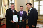 Gunnar Berchtaler mit LH Franz Voves und LH-Vize Hermann Schützenhöfer © steiermark.at (Foto Frankl); bei Quellenangabe honorarfrei
