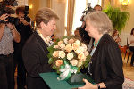 Alice Harnoncourt nimmt die hohe Landesauszeichung für ihren Gatten in Empfang. Foto: Christian Jungwirth,  Abdruck bei Quellenangabe honorarfrei.  