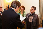 Edwin Benko und LH Franz Voves überreichten Ursula Sauer die Ehrenurkunde (v.l.).