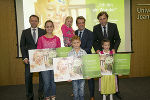 Vorstandsvorsitzender Gerald Kogler (Merkur), Moderator Volker Piesczek mit „Glücksengerl“ Clara Kumpitsch, LH Franz Voves (hinten v.l.) und die Gewinner der Hauptpreise Viktoria Reicht, Alexander Thomas Hödl und Marie Sophie Schnalzer (vorne v.l.). © Foto: Merkur Versicherung/Manninger; bei Quellenangabe honorarfrei