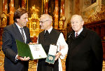 LH Franz Voves überreichte Pater August Janisch in Anwesenheit von LH a.D. Josef Krainer das Große Ehrenzeichen des Landes Steiermark (v.l.). © Foto: steiermark.at/Stuhlhofer; bei Quellenangabe honorarfrei