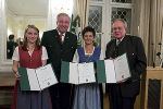 Sophie Meier-Rastl (Bergfolk), LH-Stv. Schützenhöfer, Marianne Gruber (Herbst mit Bäuerinnen) und Heiner Herzog (v.l.) bei der Verleihung der Volkskulturpreise 2014 ©      