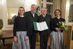 LH-Stv. Schützenhöfer mit Preisträger Heiner Herzog und dessen Familie © Fotos: Scheriau; bei Quellenangabe honorarfrei LH-Stv. Schützenhöfer mit Preisträger Heiner Herzog und dessen Familie