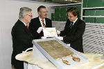 LT-Präs. Franz Majcen, Landesarchivdirektor Josef Riegler und LH Franz Voves mit der Unesco-Auszeichnung und der Georgenberger Handfeste im Vordergrund (v.l.). © Foto: Stmk. Landesarchiv/Kranzelbinder; bei Quellenangabe honorarfrei