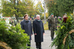 LH Franz Voves und LH-Stv. Hermann Schützenhöfer beim Gedenken der vielen Gefallen der beiden Weltkriege beim Mahnmal im Zentralfriedhof.  ©      