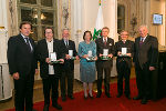LH Franz Voves, Franz Yang-Mocnik, Peter Nebel, Reingard Rauch, Manfred Lind, Ernst Wedam und LH-Stv. Hermann Schützenhöfer bei der Ehrenzeichenverleihung in der Alten Uni in Graz (v.l.). ©      