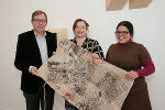 Im Zuge der Pressekonferenz von Kulturlandesrat Christian Buchmann zum Thema "Kultur International" in der Steiermark stellten die beiden Künstlerinnen Kate Howlett-Jones (m.) und und Nayari Castillo (r.) ihr Projekt „Rose of the winds“ vor, das im Rahmen des ersten steirischen "Calls für grenzüberschreitende Kunst- und Kulturprojekte 2014" gefördert wurde. © Kultur Steiermark International / Heimo Binder (bei Namensnennung honorarfrei)