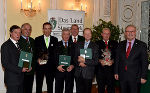 Die Vertreter der Sportvereine des Jahres 2014, die Träger des Goldenen Sportverdienstzeichens sowie der Träger des Ehrenringes mit Landtagspräsident Majcen (1.v.r.). © Foto: GEPA pictures; bei Quellenangabe honorarfrei