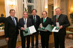 LR Christian Buchmann, Bernd Rosenberger, LH Franz Voves, Curt Schnecker und Engelbert Weilharter bei der Verleihung der Ehrenzeichen (v.l.). © Foto: steiermark.at/Frankl; bei Quellenangabe honorarfrei.