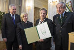 Hermann Schützenhöfer verlieh die Josef Krainer-Heimatpreise 2014 in den Kategorien Schauspiel, Sport, Sozialaktivitäten, Wirtschaft und Kultur in der Grazer Burg