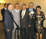 v.l.n.r.: (hinten) Der Generalskonsul für Südpolen, Dr. Ernst-Peter Brezovszky, Landtagspräsident Reinhold Purr, Dr. Gerold Ortner, Hotelier Franz Stoiser, der einen 14.400-Euro-Scheck für behinderte Kinder überreichte sowie Stadtpräsident Stanislaw Huskowsky mit Dolmetscherin. 