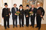 Michael Haberl, Franz Voves, Stefanie Klapf, Andrea Frais, Hermann Schützenhöfer und Stefan Prödl (v.l.) beim traditionellen Überbringen der Neujahrswünsche der Rauchfangkehrerinnung in der Grazer Burg. Michael Haberl, Franz Voves, Stefanie Klapf, Andrea Frais, Hermann Schützenhöfer und Stefan Prödl (v.l.) beim traditionellen Überbringen der Neujahrswünsche der Rauchfangkehrerinnung in der Grazer Burg.