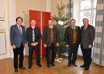 LH Franz Voves, Erich Fritz, Harald Kraxner und Johann Gruber von der Holzwelt Murau sowie LH-Stv. Hermann Schützenhöfer mit Christbaum für die Grazer Burg (v.l.) © Foto: steiermark.at/Promitzer; bei Quellenangabe honorarfrei