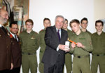 LH-Stv. Hermann Schützenhöfer übernahm das Friedenslicht von der Feuerwehrjugend Friedberg. ©      