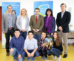 Berat, Fatih, Alexandra und Mimoza (vorne v.l.) eröffneten gemeinsam mit Klimabündnis-Chef Friedrich Hofer, Klimaschutzkoordinatorin Andrea Gössinger Wieser, LAbg. Johannes Schwarz, Klassenlehrerin Elfriede Lenz und Direktor Kurt Hoffmann die Erlebnis-Ausstellung (v.l.) © Foto: steiermark.at/Jammernegg; bei Quellenangabe honorarfrei