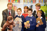 Kulturlandesrat Christian Buchmann, Maria Horti-Zsombok und die Leiterin der Landesbibliothek Katharina Kocher-Lichem (v.l.) mit Keplerspatzen  © Foto: Stmk. Landesbibliothek; bei Quellenangabe honorafrei