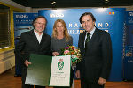 LH Franz Voves überreichte Elsbeth und Norbert Minarek die Urkunde zur Führung des steirischen Landeswappens (v.r.) © Foto: steiermark.at/Frankl; bei Quellenangabe honorafrei